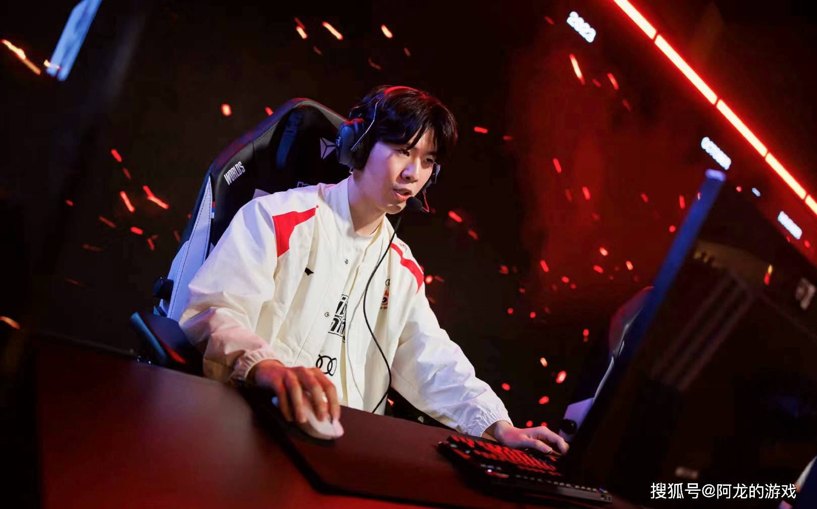 包含DK碾压MAD，Xiaohu绝境逆转的词条