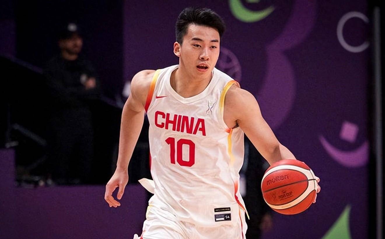 中国男篮横扫凯尔特人，拉文三分雨点燃全场