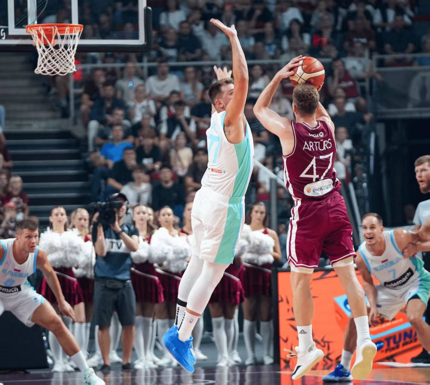 凯尔特人B队险胜希腊男篮，东契奇统治全场