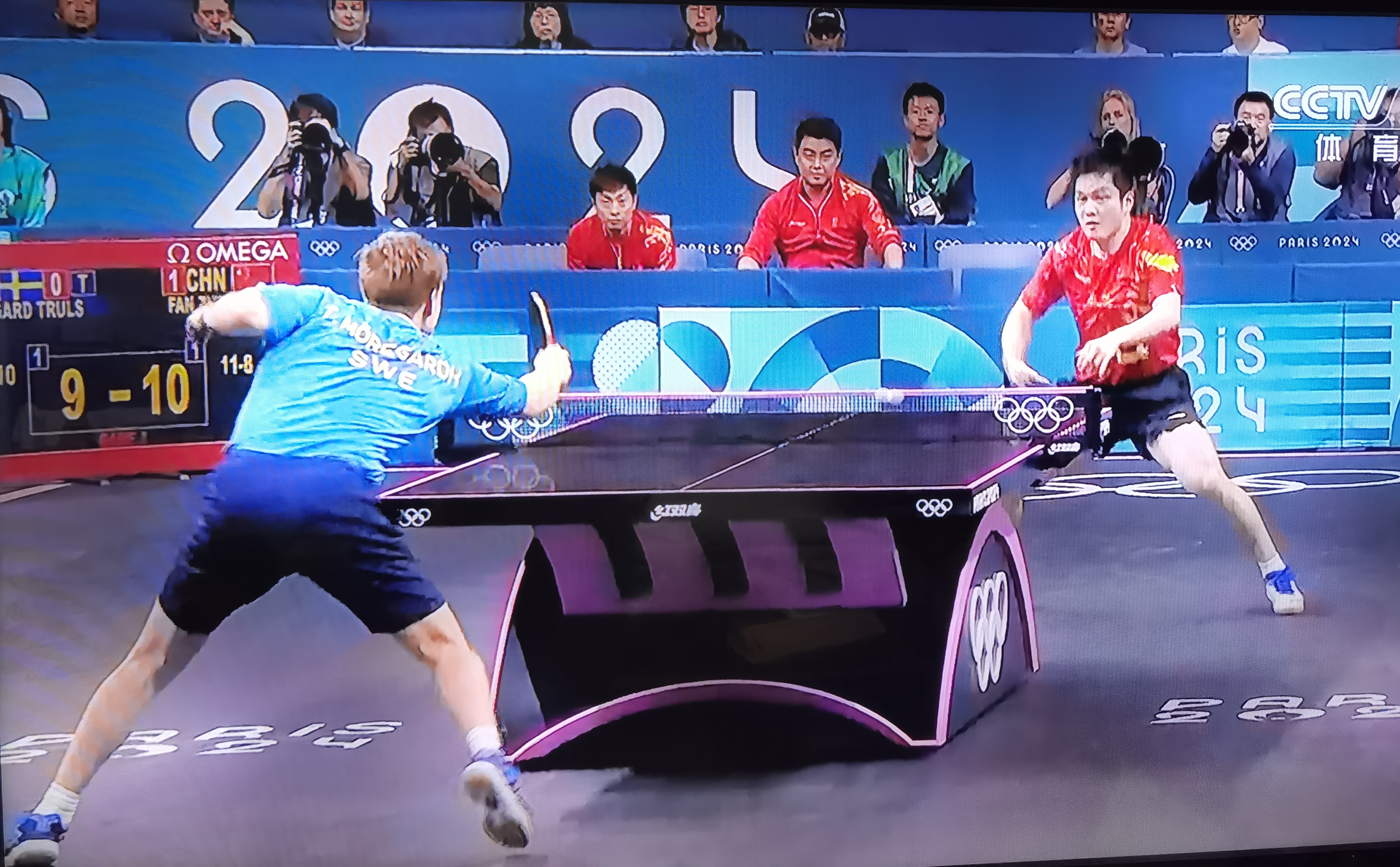 中国队轻取瑞典队,樊振东点燃赛场 中国队轻取瑞典队,樊振东点燃赛场