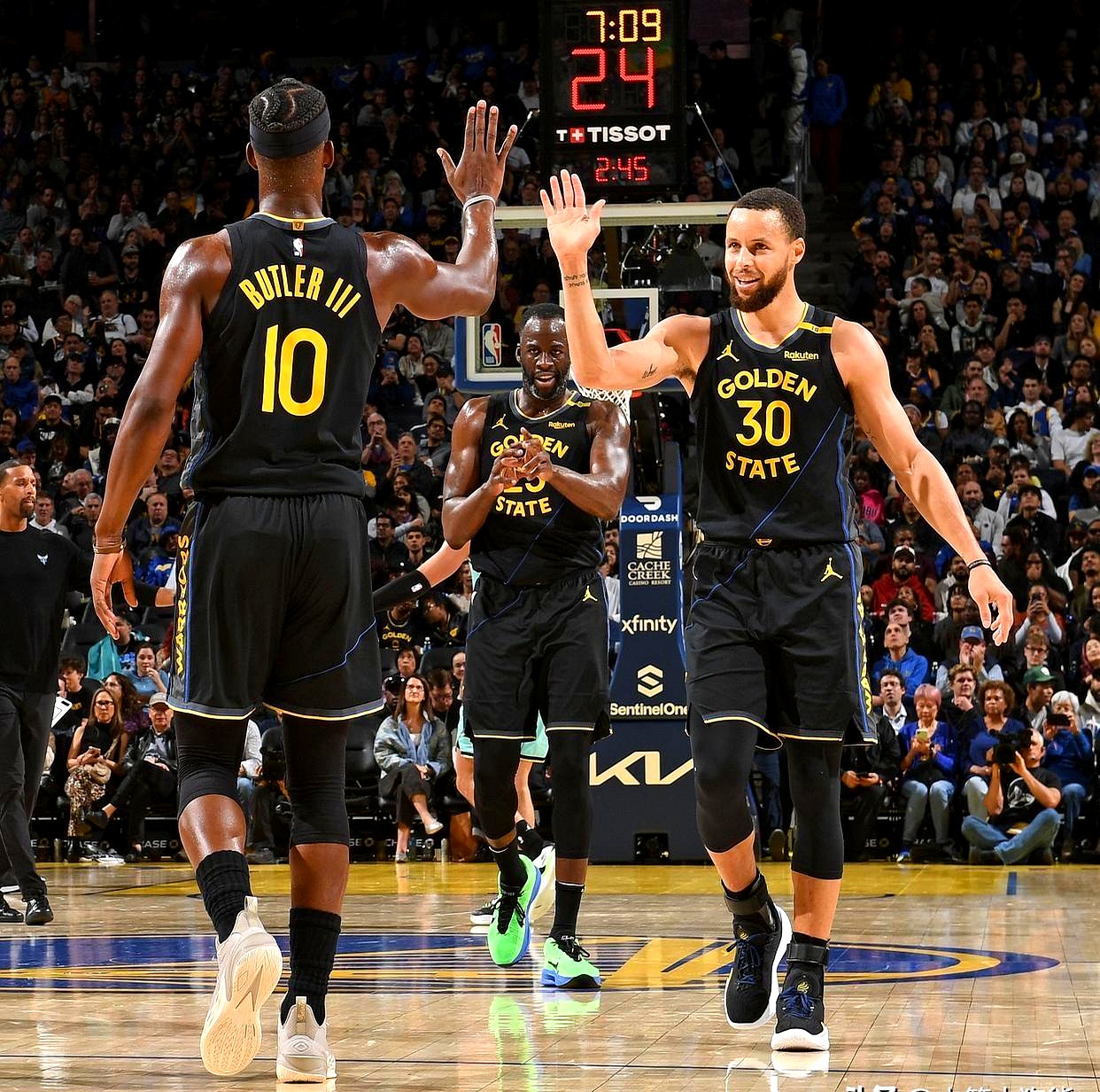 猛龙险胜火箭，库里状态火热